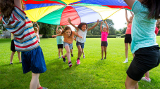 Jouer dehors, une activité importante dans le développement de l’enfant
